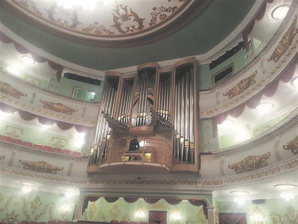 Vabariigi ainuke orel on Sapajevi-nimelises Mari riiklikus ooperi- ja balletiteatris (valminud 2014), osa orelit on veel külgedel. 