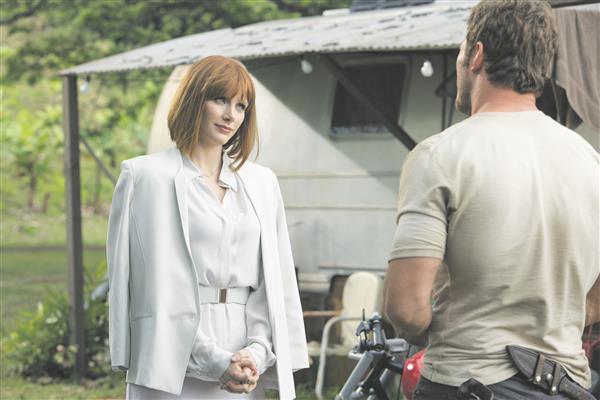 … samal ajal kui Juuraajastu maailma inimrassist peategelased Owen (Chris Pratt) ja Claire (Bryce Dallas Howard) maadlevad iganenud soorollidega. 