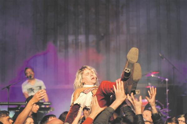 Ariel Pinki üle rahva peade kandmise vaimustust salvestasid tosinad kaamerad ja fotoaparaadid. 