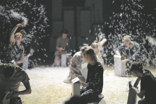 „Melujanu“ puhul võib olla kõige erakorralisem asjaolu,  et otseselt mingit sõnumit edasi anda ei olegi. 