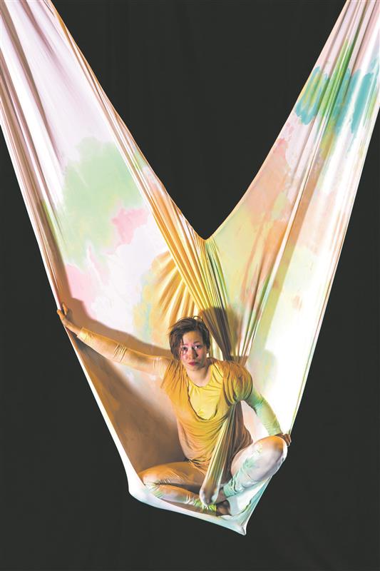 Festivalilt „Lack of Art“ jäi enim meelde Grete Grossi „Ahelad“ – pilvekiigel (kaks lae alla kiigena kinnitatud kangast) esitatud pritsiv (nii otseses, plahvatavate värvianumate, kui ka kaudses, emotsionaalsuse tähenduses) monolavastus. 