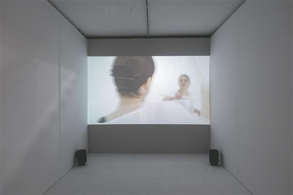 Möldri ja Tulve kummalise tantsu rütmikas võib aga näha ka soovi jõuda korduvuste kaudu üksteisemõistmise ja meelerahuni. 