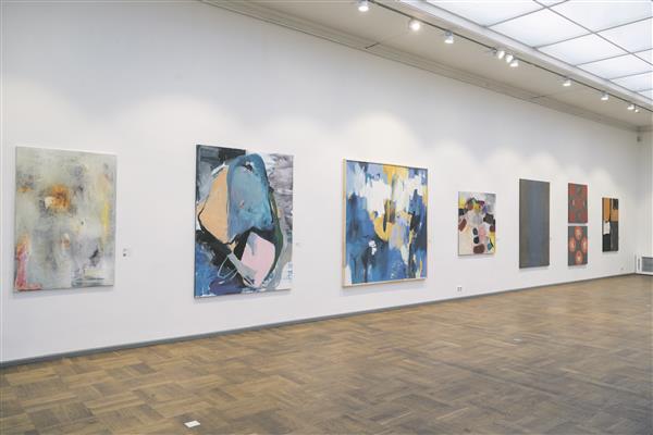 Eesti noorte kunstnike tööd kipuvad olema sama dekoratiivsed nagu klassikutegi omad. Vaade Tallinna Kunstihoone suurde saalis, vasakul Liis Kogeri (1989) maal „Lõputu lõik“ (õli, lõuend, 2014), keskel on Liisa Jugapuu (1990) maalid „Ma“ (akrüül, lõuend 2015), ja paremal Sirje Peterseni (1959) maal „Taeva all“ (õli, lõuend, 2014). 