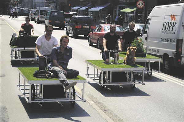 Mobiilne jalgrattaraamile ehitatud minipark Parkcycle Swarm, mis tekib ja kaob just seal, kus inimene soovib. 