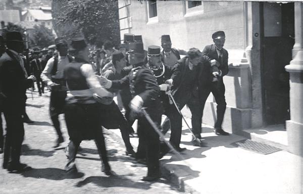 Nagu on palju arutatud Esimese maailmasõja puhkemise põhjuste üle, nii on pakkunud aruteluainest ka see foto – kas pildil on Bosnia serblasest vandenõulase Gavrilo Principi arreteerimine või hoopis süütu pealtvaataja Ferdinand Behri kinninabimine. Gavrilo Princip tappis 28. juunil 1914 Austria-Ungari troonipärija ertshertsog Franz Ferdinandi ja tema naise Sophie.