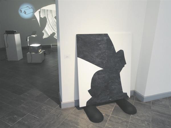 Marie Kõljala magistrinäitus „Aitäh, et vaatad“ oli tema arenguteel loogiline samm tagasi: just varasem abstraktse ruumilisuse saavutamine lõuendi piire lõhkumata oligi suur saavutus. 