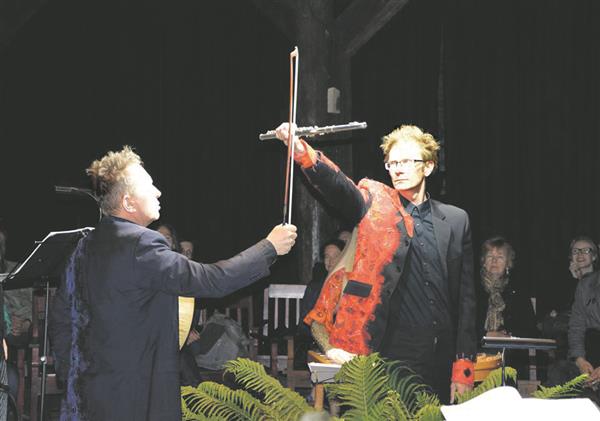 Äärmiselt efektne on lahingustseeni lõpphetk, kui kõuekärgatusliku trummilöögi saatel ristavad tšellopoogna ja flöödi Aare Tammesalu ja Tarmo Johannes.