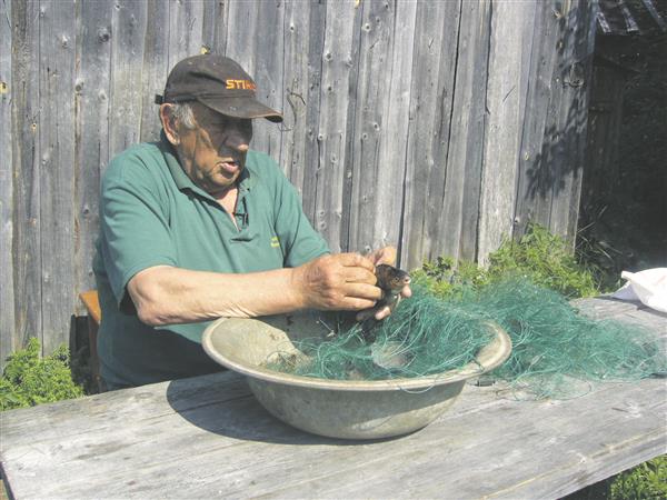 Vepslane Vjatšeslav on järvede ja kala usku: „Kui ma istun kodus, siis mu pea ja kogu keha valutab. Nigu ma tulen järvele, hakkab valu ära minema.“