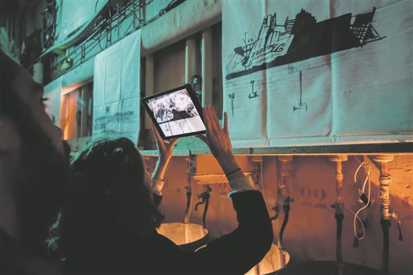 Justine Emard kasutas projektis „ScreenCatcher“ ehk „Ekraanipüüdja“ (2014)  AR-põhimõtet, mille jaoks disainis samanimelise programmi.  