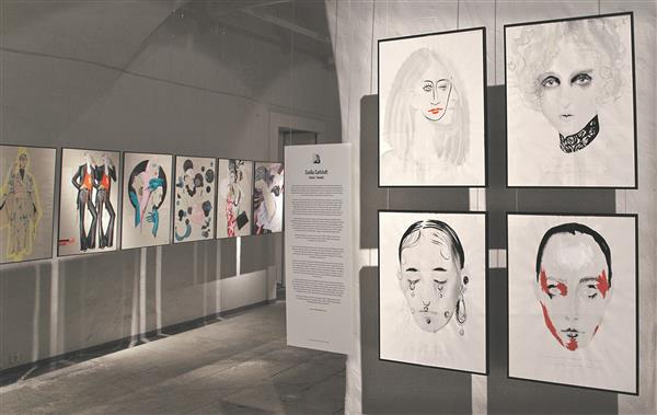 Vaade näituselt, esiplaanil Cecilia Carlstedti tööd. 