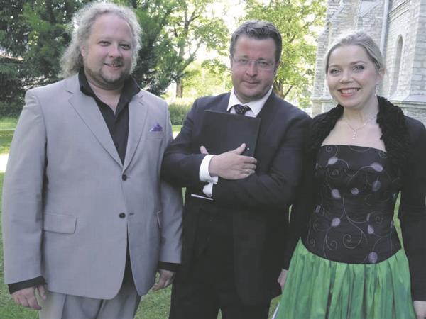 Kolmest säravast solistist kaks, äsja Tšaikovski-konkursi II vooru jõudnud  Arete Teemets (paremal) ja Oliver Kuusik on ühtlasi Marje ja Kuldar Singi noore laulja preemia laureaadid, vasakul Atlan Karp. 