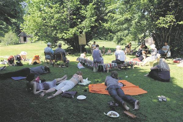 Tahvli-, nuhvli- või telefoniekraanilt loetavad arvustused ei pea suvekoolis osalejate arvates olema lühemad ega kergekaalulisemad, vaid piisaks paremast ja selgemast liigendusest.