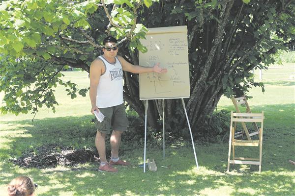 Mihkel Kunnus visandas suvekoolis kriitiku trilemma „õiglus-truudus-halastus“. Kuna juba keskpärastegi teoste puhul langeb õiglus kurjusega ühte, kas poleks siis kohasem pöörduda halastuskriitika poole? Kellele peaks kriitik olema truu (autorile, traditsioonile, kirjandusele, eesti kultuurile, tööandjale või uudsusjanule)? Sellel skeemil näitas Kunnus, mitme transformatsiooni kaugusel on Nobeli preemiast eesti romaanikirjanikud, kelle loomingut on Eduard Vilde iseloomustanud kui glütseriinilikku.  