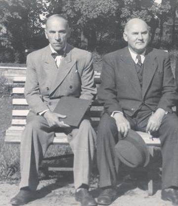 Johannes Semper ja Johannes Vares-Barbarus olid ühese meelsusega vaimuinimesed: minevik ei meeldinud, tulevikult loodeti mõndagi. Mõlemad luuletajad olid „juunikommunistid“ juba Pärnu gümnaasiumi kasvandikena.  