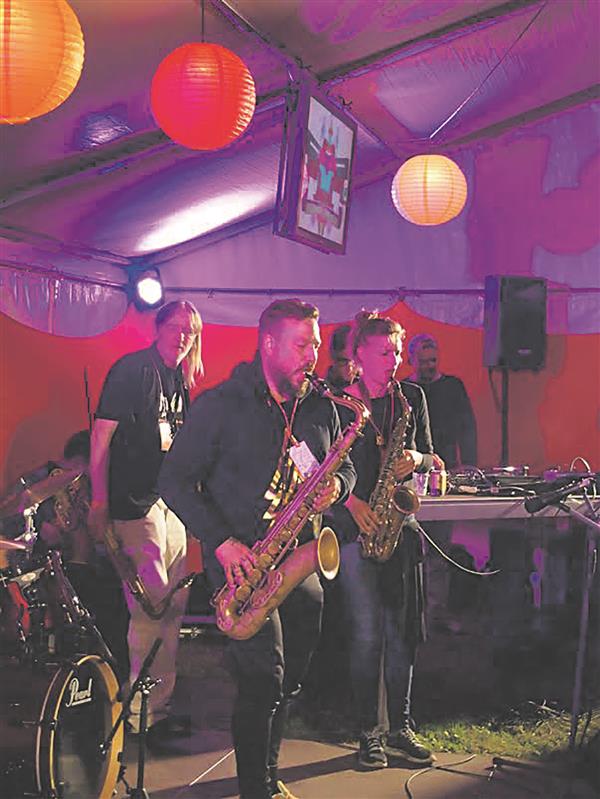 Festivali hing Villu Veski Deniss Paškevitši ja Nicole Johänntgeniga reedeõhtusel jämmil. 