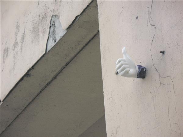 Kristīne Niedrāja installatsioon „Like“ kujutab endast Võru kümne hoone külge kinnitatud portselanist Facebooki ikooni. 