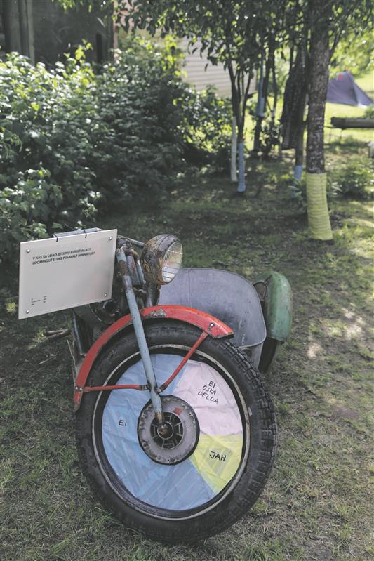 Mari Kartau „kadunud kunstnike“ hulgas tehtud küsitluse visualiseering on suurepäraselt vanausuliste küla traditsioonilisse keskkonda sobitatud. 