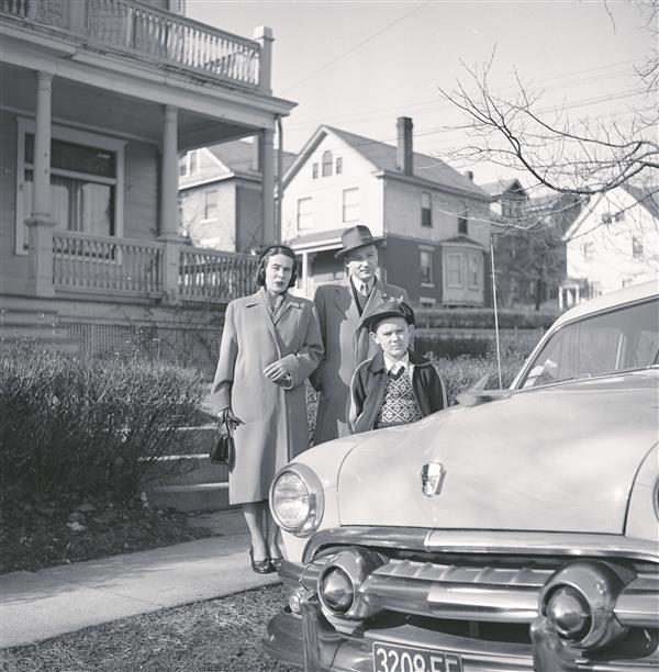 Eric Soovere. Perega kodu juures Cin­cin­natis. Foto, 1953.  