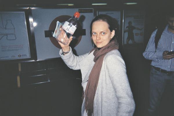 Septembri keskel sõidutati EKA sisearhitektuuri üksteist teise kursuse bakalaureusetudengit 48 tunniks Londonisse, et nad seal raha ja telefonita, varustatuna vaid ühekordsete kaamerate, hädapärase toidupoolise ning müümiseks mõeldud sigaretiplokkidega, ellu jääksid.