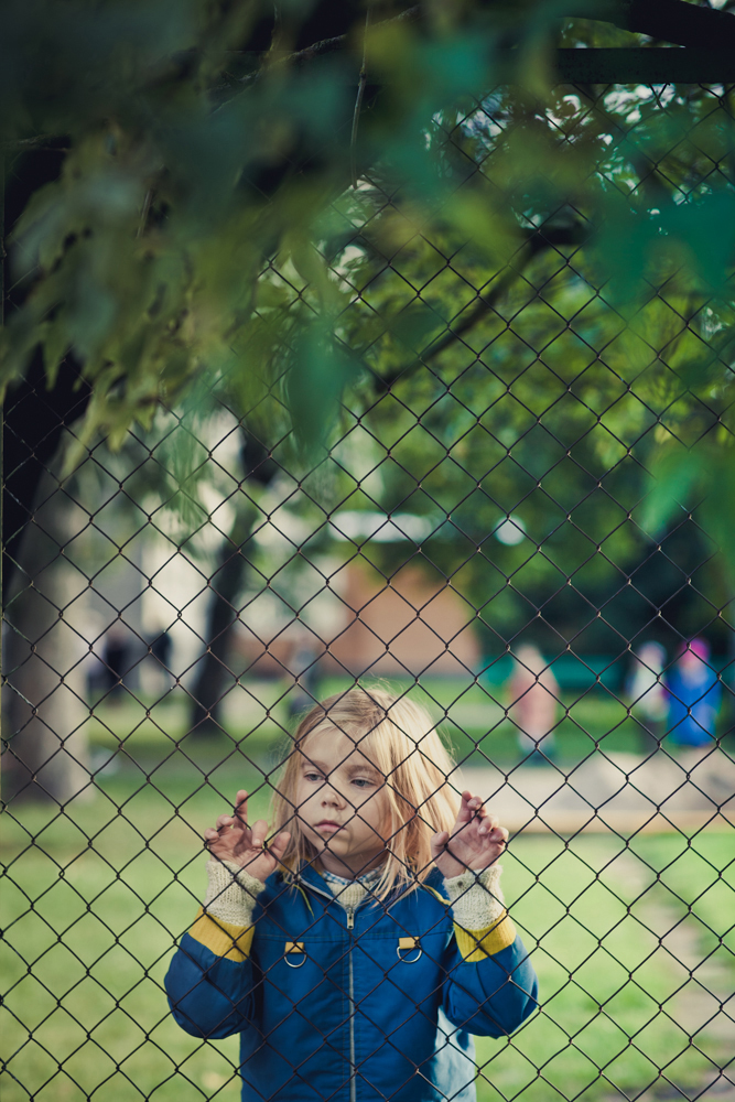 Elo (Katriin Meribel Kungla) lasteaiavangistuses. Kaader filmist „Elo”