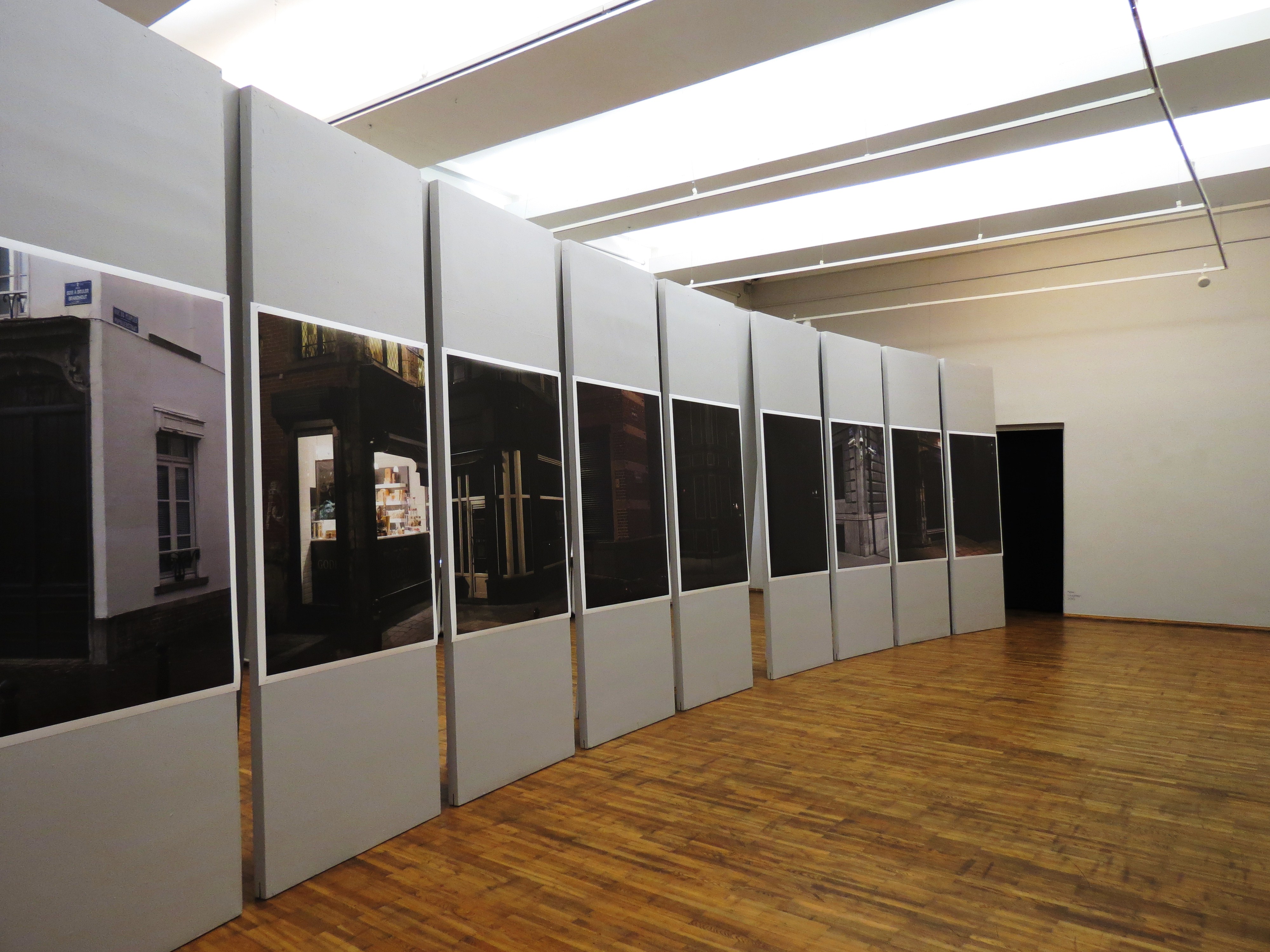 Tartu Kunstimaja II korruse suures saalis oli Tarvo Hanno Varres valinud 22osalise fotoseeria „Kättesaamatu mälestus (Brüsseli nurgad)“ eksponeerimiseks üllatavalt mõjusa viisi: mastaapselt ruumi poolitanud kergelt kumerakaareline monoliitne sein tõkestas (või ka suunas) vaba ringiliikumist ja tuletas meelde mõnda teist olulist installatsiooni nagu Richard Serra dekonstrueeritud terasseina New Yorgis. Seina autor oli Neeme Külm. Kaire Nurk