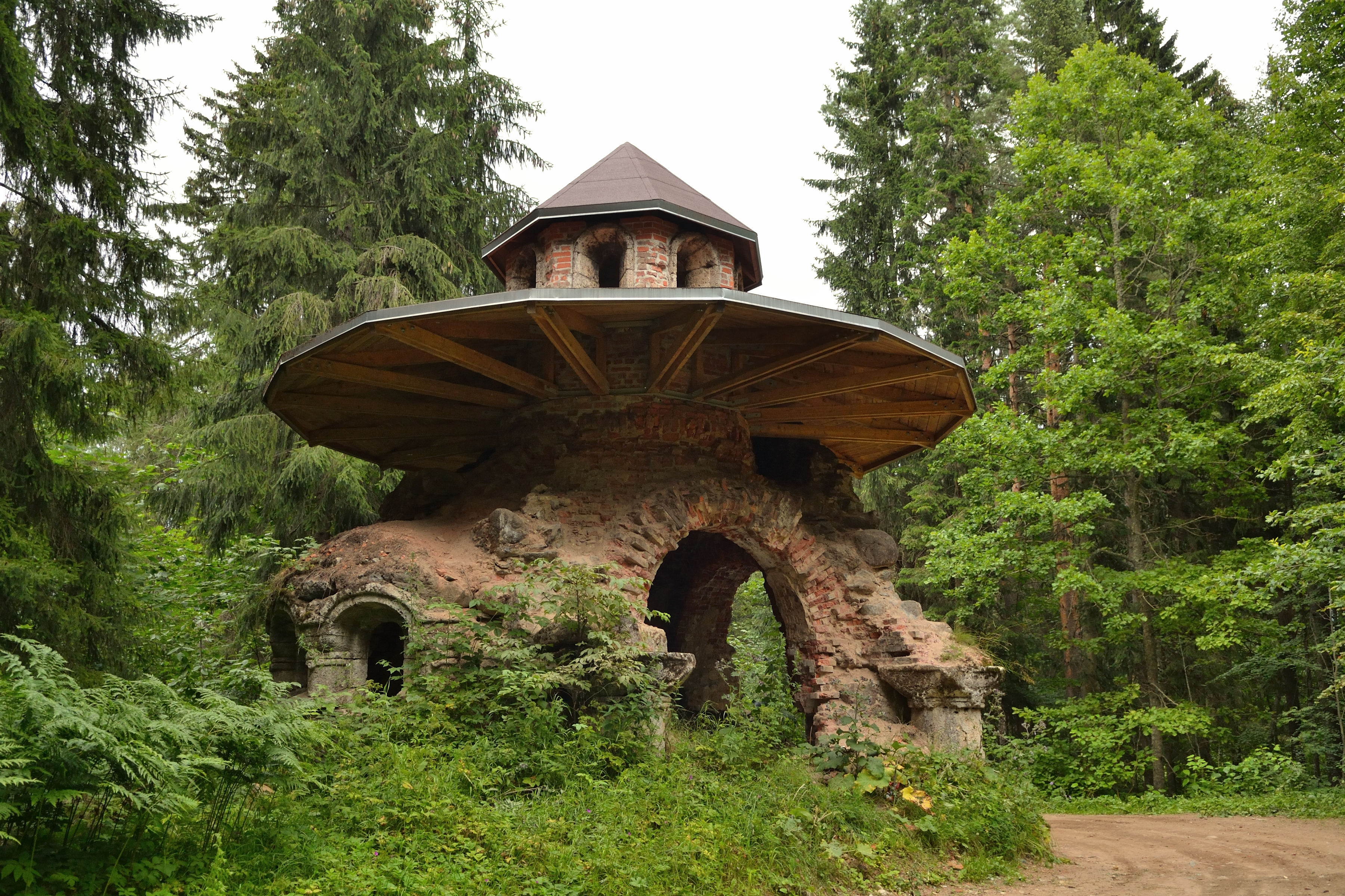 Väimela mõisa Matussaare kabel on  näide vareme narrimisest. Nõukogudeaegset laste mänguväljaku seenekest meenutav katus küll kaitseb varet mõnevõrra  ilmastiku eest, aga muudab selle sedavõrd naeruväärseks, et   „loomulik hääbumine“ tunduks märksa väärikam.  Foto Leele Välja