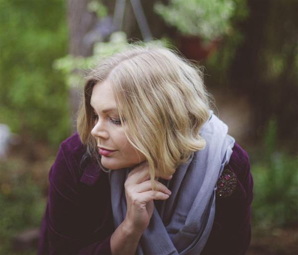 Ilusa tüdruku kõrtsikurblik argipäevapoeesia