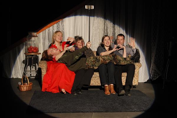 T&otilde;elised inimesed tegevuskunstnikust lavastaja k&auml;es