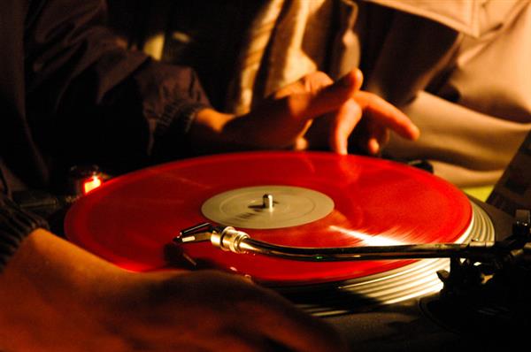 Vinüülplaat keerleb edasi