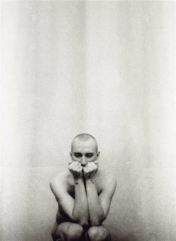 Mark Raidpere. Io. Mustvalge foto, kapaplaat, 1997. Eesti Kunstimuuseum.