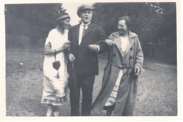 Eduard Vilde kahe tundmatuga Narva-Jõesuus 1925. aastal.