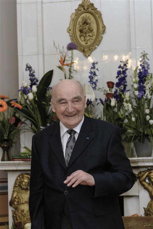 Neli t&auml;htp&auml;evak&uuml;simust vanameistrile