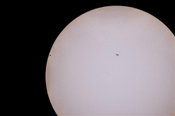 9. mail liikus hulk inimesi üle Tallinna linnahalli katuse, et vaadelda läbi spetsiaalse teleskoobi planeet Merkuuri (ümar tume täpp pildi tsentrist allpool, teised mustad laigud on päikeseplekid) üleminekut Päikese kettast. 