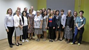 Eesti keelenõuande 50. aastapäeva puhul arutati 15. septembril EKIs keelenõuandeteenuste tuleviku üle. Kokku tulid keelenõustajad meilt ja mujalt: (vasakult) Tuuli Rehemaa, Maire Raadik, Tõnu Tender, Tiina Paet, Peeter Päll, Tiina Leemets, Argo Mund, Sirje Mäearu, Ingrīda Sjom­kāne, Dite Liepa, Evelīna Zilgalve, Salli Kankaanpää, Ulla Onkamo, Riitta Korhonen, Sigita Sereikienė, Aurelija Dvylytė, Harriet Kowalski, Irina Kuznetsova ja Darja Manšina.  