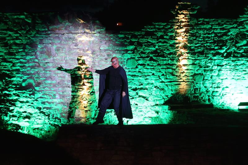 Kolmas sektor &ndash; kas Eesti ooperi p&auml;&auml;ster&otilde;ngas?