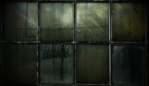 Peder Brødsted Pedersen „Läbi akna“: kahel fotol on kujutatud vihmamärga aknaklaasi, kust ei peegeldu enam midagi.