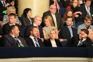 Kurvad uudised Keskerakonnast: väidetavalt hüppasid 13 Keskerakonna liiget Repsi toetuse tagant ära. Reps kogus esimeses voorus 79 häält, 13 häält lisaks oleks teinud temast suurima toetushäältega kandidaadi (92) ning viinud ta teise vooru.  /---/ Allar Jõksile tuleb aina hääli juurde ja Taavi Rõivas muutub üha tõsisemaks. IRL-i liikmetel on nobedate näppude voor telefonides sms-ides.  