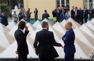 Kipub nii olema, et põnevaimad jutud on ikka suitsunurgas ja kõige „pahamad“ poisid katusel. „Katusel käimine on keelatud,“ öeldi presidendivalimiste korraldusmeeskonnast. Katusel lennutatakse jututeemasid presidendivalimistest Suurbritannia tuumarelva kasutamise nüanssideni, kirjeldab üks reporteritest. 