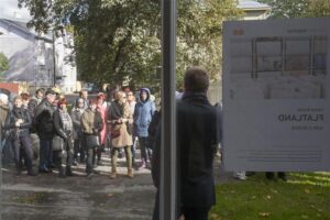 Jaak Juske tegi Pelgulinna vaatamisväärsuste tutvustamisel peatuse Positiivi maja ees, mõnigi ekskursioonist osavõtnutest astus ka galeriisse Laura Kuuse näitusele.   