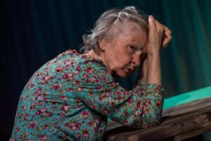 Lavastuse helgeim tegelane on Ester Pajusoo vana naine. 