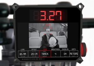 Fookuskauguse mõõtmise seade XV-1, Mihkel Mäll, Mihkel-Emil Mikk. Tootja/tellija Sensition. Materjal: alumiinium. Mõõdud 110 × 100 × 25 / 120 × 52 × 54. Fookuskauguse mõõtmise seade on mõeldud filmitööstusele. Seade tuvastab näitleja asukoha kaadris ja tema kauguse kaamerast. Seni määrati fookuskaugust käsitsi ja selleks oli ametimees – kaamera operaatori esimene assistent. Käsitsi mõõtmisel aga esineb vigu, mis tähendab kordusvõtet. Varem olid küll olemas abivahendid, mis mõõtsid kaugust, aga need ei teinud vahet inimese ja eluta eseme vahel. Seadme kasutamine ei nõua professionaalilt eraldi väljaõpet, kasutajaliides on intuitiivne. Seade on kergesti kaamera külge paigaldatav, see on nii väike, et filmimist mitte segada, aga nii suur, et vajalik info oleks kättesaadav. Fookuskauguse mõõtmise seade koosneb kahest osast: sensorist ja juhtkonsoolist. Seadme vorm järgib funktsiooni – mitte midagi pole tehtud ainult ilu pärast.