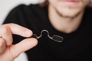 Lugemisprillid Glens, Karl Annus. Tootja/tellija Glens. Materjal: plast. Mõõdud: 78 × 20 × 1 mm. Glensid on mugavad tagavara-lugemisprillid. Prillid on hea optilise kvaliteediga ja püsivad hästi nina peal. Need on väga õhukesed, alla ühe millimeetri, nii et mahuvad tagataskusse, rahakoti vahele, mobiili vutlarisse. Materjal on valitud nii, et prillid on elastsed, aga sätitavad nii kitsale kui laiale ninale. Prilli ninakaar on hästi läbi mõeldud, selle külgedel on nagad, mis hoiavad prille kinni, aga ei suru ninasõõrmeid kokku. Glensi ergonoomika on eeliseks konkurentide ees. Lugemisprille Glens on odav toota ja nende müügipotentsiaal on suur. 