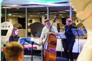 Kollektiivi helilooja ja eestvedaja Kirke Karja (klaver), Martin Eero Kõressaar (kontrabass) ja Lauri Kadalipp (baritonsaksofon). 