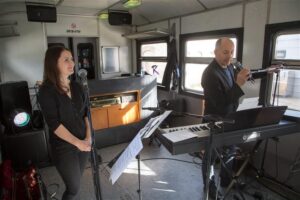 ERSO muusikud said muusikapäeval Telliskivi loomelinnakus esineda üsna tavatutes tingimustes. Mari-Katrina ja Kaido Suss astusid üles rongivagunisse rajatud Peatuses.