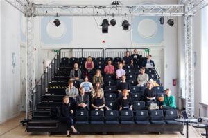 Tänavuse Artishoki biennaali kunstnikud ja kriitikud Kristel Saan, Sven Parker, Alvar Loog, Elis Saareväli, Kaarin Kivirähk, Sten Saarits, Marika Agu, Eike Eplik, Liisa Kaljula, Flo Kasearu, Sigrid Viir, Eik Hermann, Eha Komissarov, Liisi Aibel, Jan Kaus, Taavi Suisalu ja Hanno Soans.  Pildil on veel biennaali graafiline kuraator Viktor Gurov ja kuraator Evelyn Raudsepp. Pildilt puuduvad Eero Epner, Andres Lõo, Rainer Aasrand ja Mikk Madisson. 