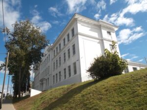 2015. aastal restaureeriti põhjalikult 1915. a ehitatud Valga poeglastegümnaasiumi hoone, mille ehitus- ja restaureerimistööd teostas Semuehitus ning muinsuskaitselist järelevalvet Mait Tael P. P. Ehitusjärelevalvest. Omanik: haridus- ja teadusministeerium, eritingimused ja projekt: ARC Projekt. 