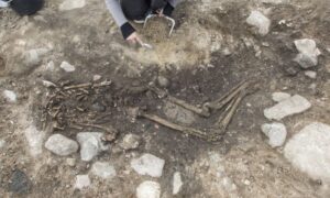 Aasta leidja tiitli pälvisid saarlased Jaan ja Anna Kiider ja Arto Medri, kes Tõllustes ehitustööde käigus välja tulnud muinasaegsetest luustikest andsid kohe arheoloogidele teada ning tähtis leid sai väärilise kohtlemise. 