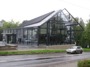 Märkimisväärne osa poleemilisematest muinsuskaitse aruteludest toimuvad uue ja vana kokku sobitamise ning, mõnele meeldib öelda, ka lepitamise teemadel. Häid tulemusi annavad aga ennekõike need projektid ja olukorrad, kus ei minda erilist lepitust otsima, kuid kus varasemad ja uuemad kihid asetatakse omavahelisse dialoogi. Arhitekt Raul Vaiksoo suutis Rakvere teatrimaja tellimusel leida üdini temaliku ja samal ajal sobiva lahenduse Rakvere teatrikinole. Peale arhitektuuri on sellest projektist ka üht-teist muud õppida, kuna ajaloolises keskkonnas toimetades tuleb alati kasuks uuringutele ja arheoloogiale rohkem tähelepanu pöörata. 