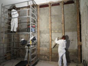 Tallinnas Kiriku tn 2 asuva hoone restaureerimisel tulid välja tapeedikihid, mis oleksid võinud kergesti leida tee ehitusprügi konteinerisse, kuid tänu vabaõhumuuseumi konserveerimis- ja digiteerimiskeskuse Kanut spetsialistidele Maris Allikule, Tea Šumanovile ja Grete Otsale (töögrupp: Kristina Aas, Aire Aksiim, Helen Lennuk, Jolana Laidma, Marika Mängel, Ingrid Pihelgas, Üüve Vahur, Mart Verevmägi, Viljar Talimaa, Jaanus Heinla, Sille Siidirätsep, Heige Peets, Viljar Vissel) kaunistavad need nüüd riigiaudiitorite tööruume. Töö tapeetidega on eriti oluline, sest pikki aastakümneid ei ole sellest viimistluskihist ja tema säilimisest kuigi palju hoolitud ning seda haruldasemad on meieni kestnud näited. Töö tellija: Riigi Kinnisvara AS. 