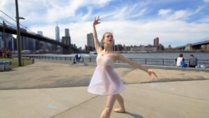 Filmi üks peategelastest, Marita Weinrank, tegemas promovideot New Yorgis.   